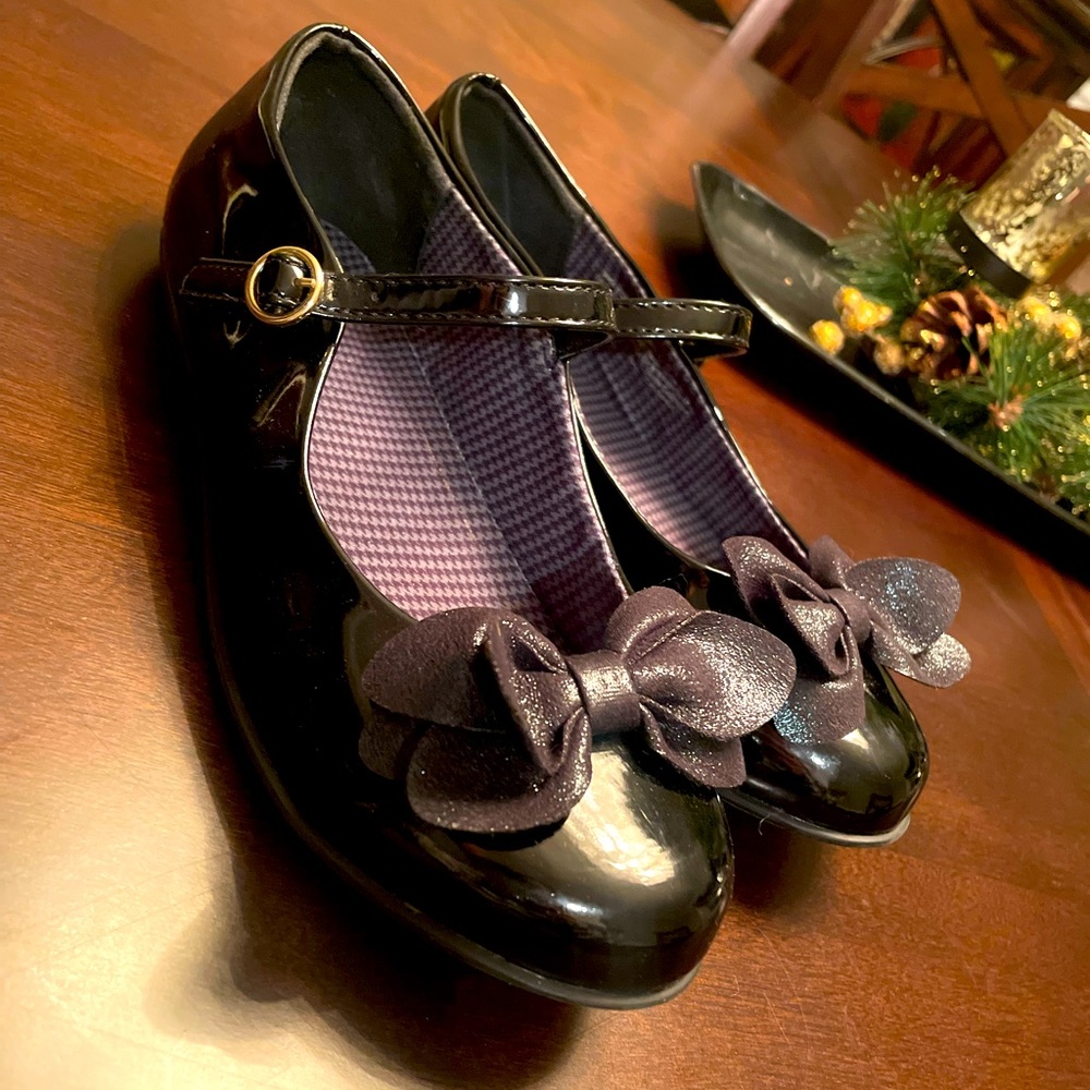 Girls holiday shoes in very good condition.
